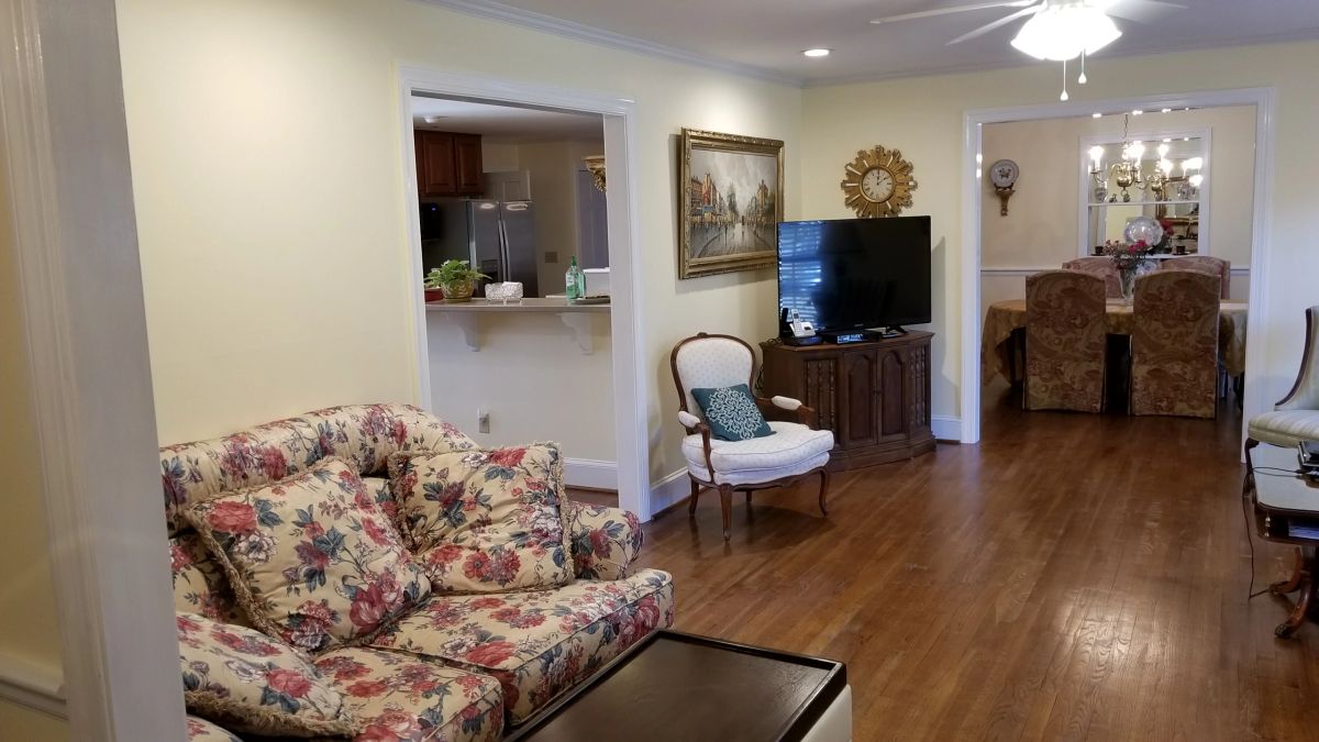 Val's Place at Dodsworth — photo 2 of 18