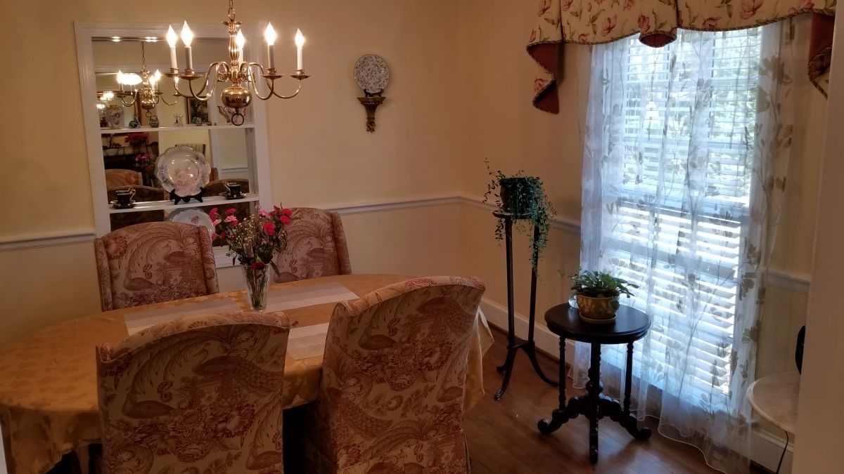 Val's Place at Dodsworth — photo 6 of 18
